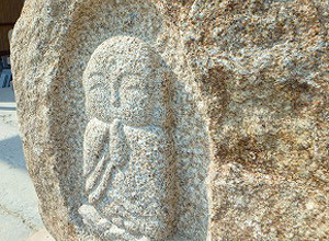 庵治の自然玉石に、地蔵彫刻　写真