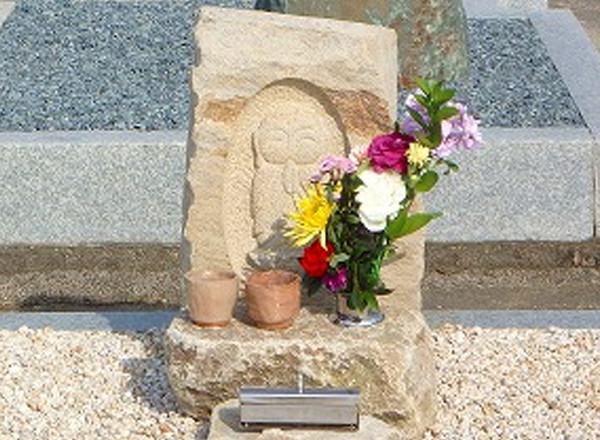 砂岩の由良石に彫刻