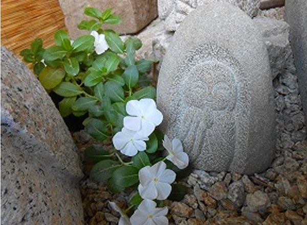 砂岩の玉石地蔵