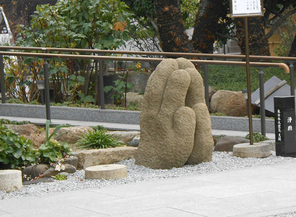 「ふわっ」と手を合わせている様子